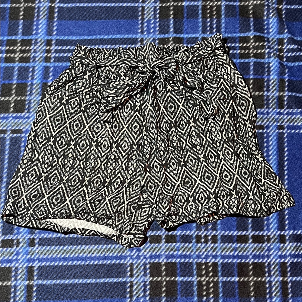 Classic Concepts Patterned Shorts - Size M
